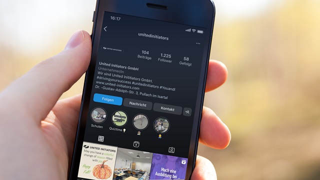 Hand hält Smartphone mit Instagram Startbild.