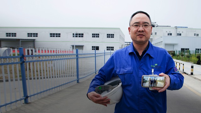 United Initiators Standortleiter Murphy Yan vor Fabrik in Huaibei, China.